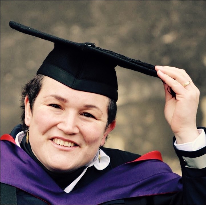 Carolien Lok viert het afronden van haar Master of Science in Policing. De foto toont haar met afstudeerhoedje.