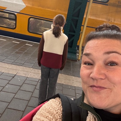 Carolien Lok het op de achtergrond haar jongste dochter, klaar om samen op de trein te stappen