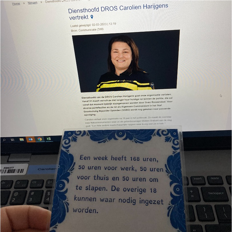 Intranetbericht op laptopscherm over vertrek Carolien Lok bij de politie